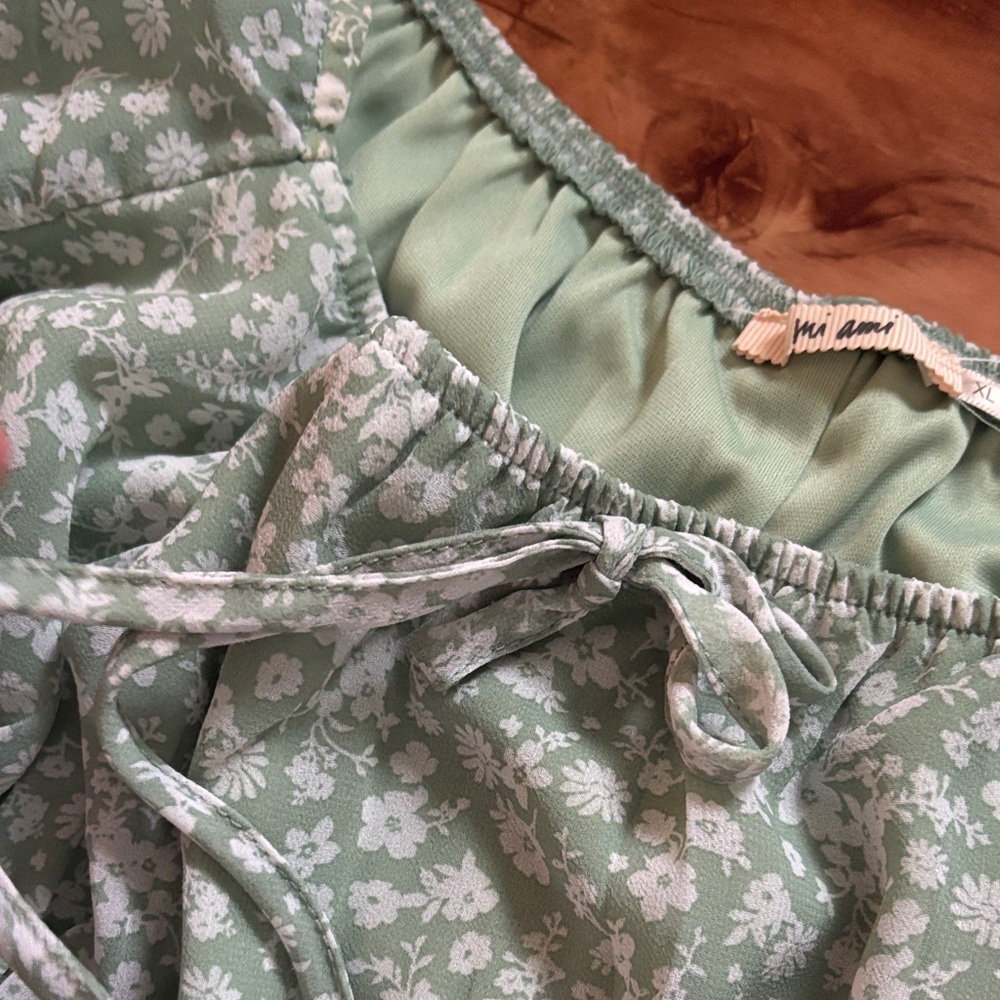 Francesca’s NWT floral top - Picture 4 of 8